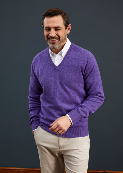 Men's Lambswool Vee Neck Jumper in Plum