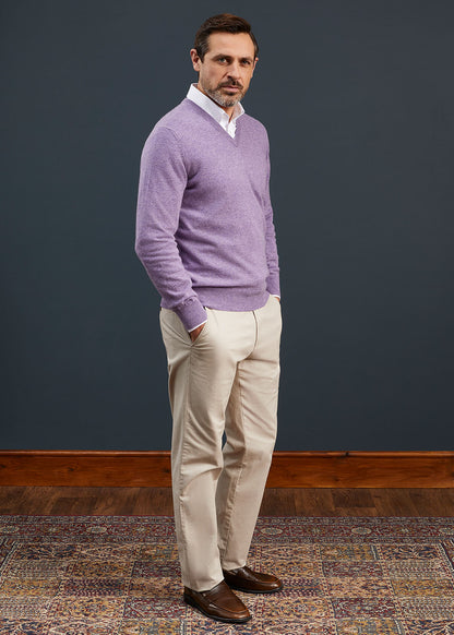 Men's Geelong Lambswool Vee Neck Jumper in Purple Heat