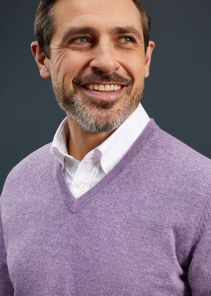Men's Geelong Lambswool Vee Neck Jumper in Purple Heat