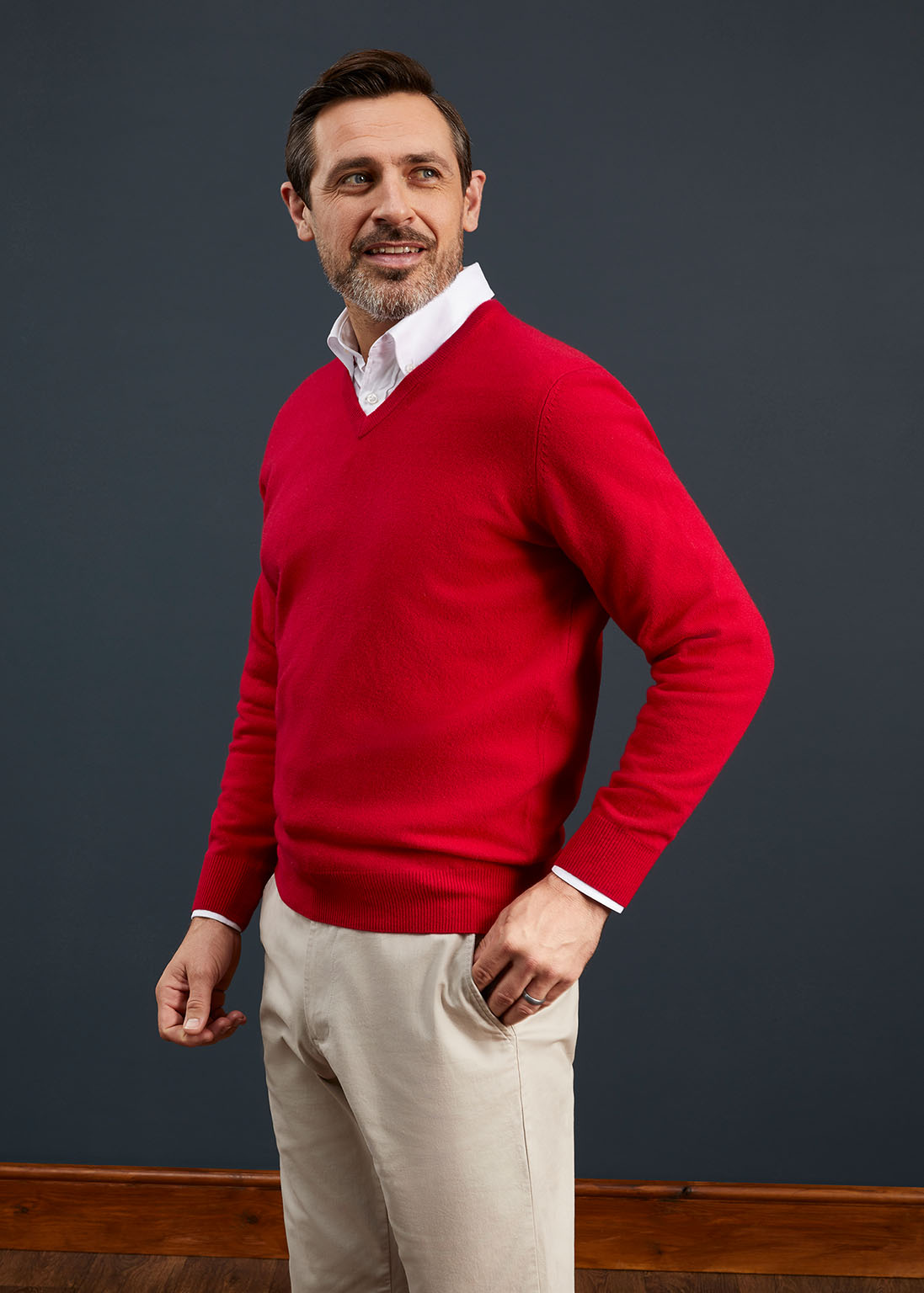 Men's Geelong Lambswool Vee Neck Jumper in Raspberry