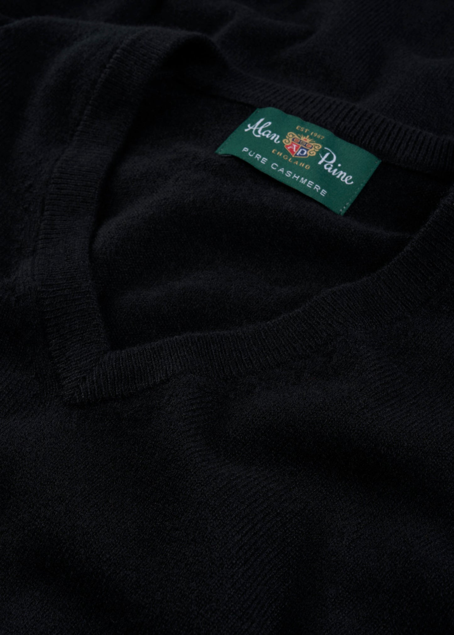 Men's Cashmere Vee Neck Jumper in Black
