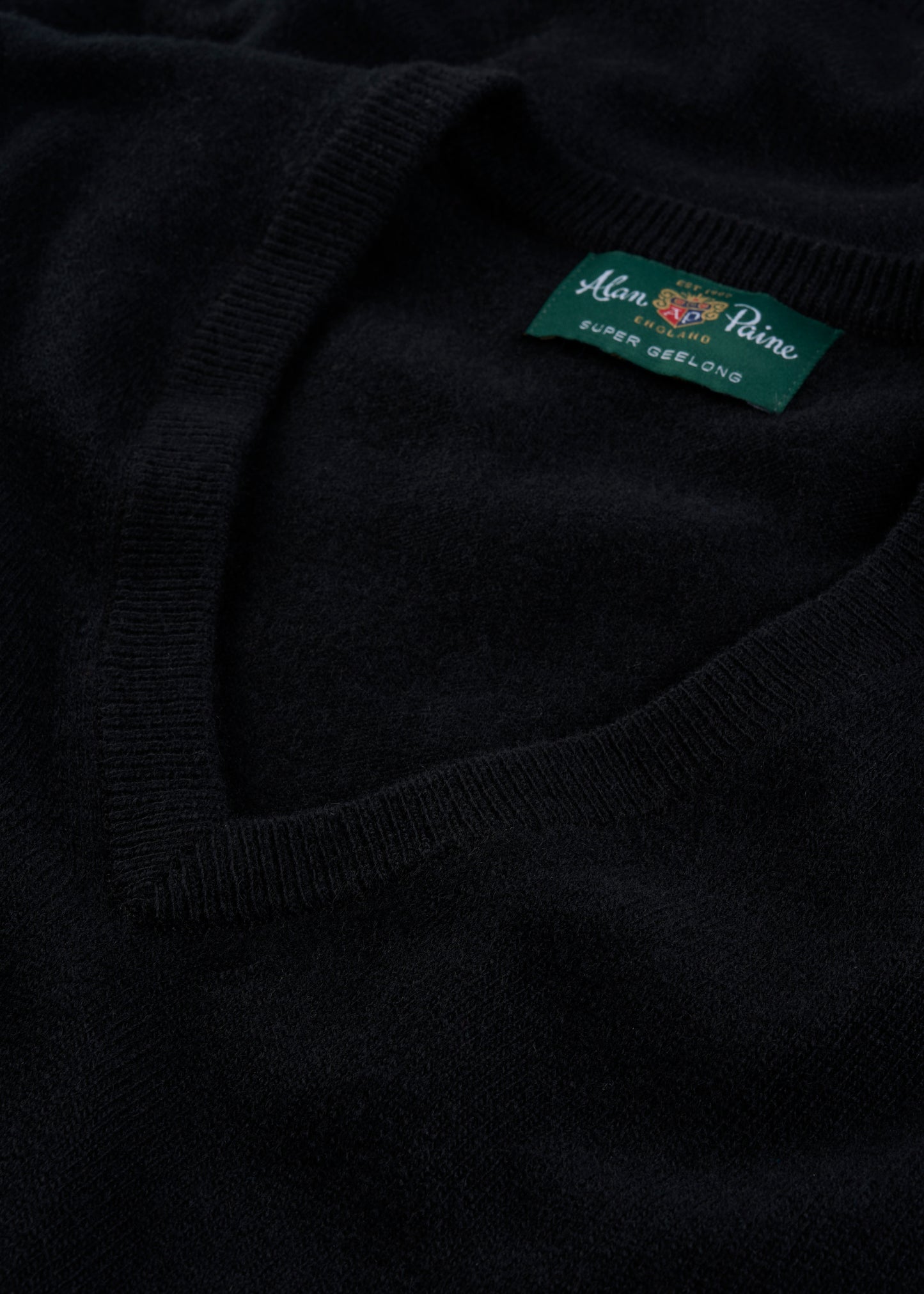 Men's Geelong Wool Vee Neck Jumper in Black