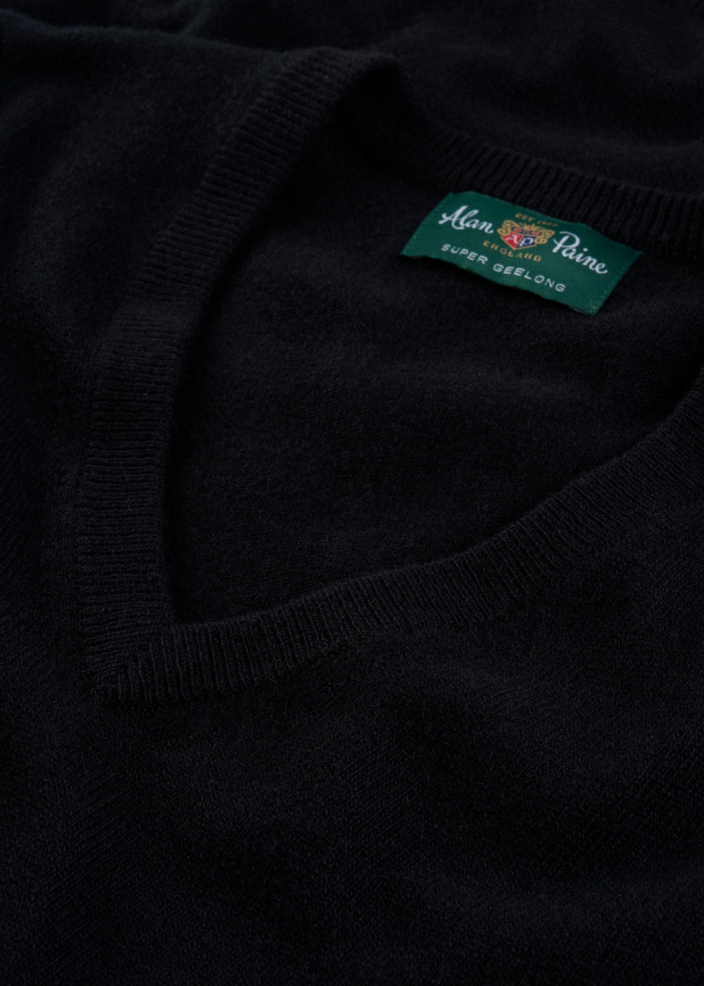Men's Geelong Wool Vee Neck Jumper in Black