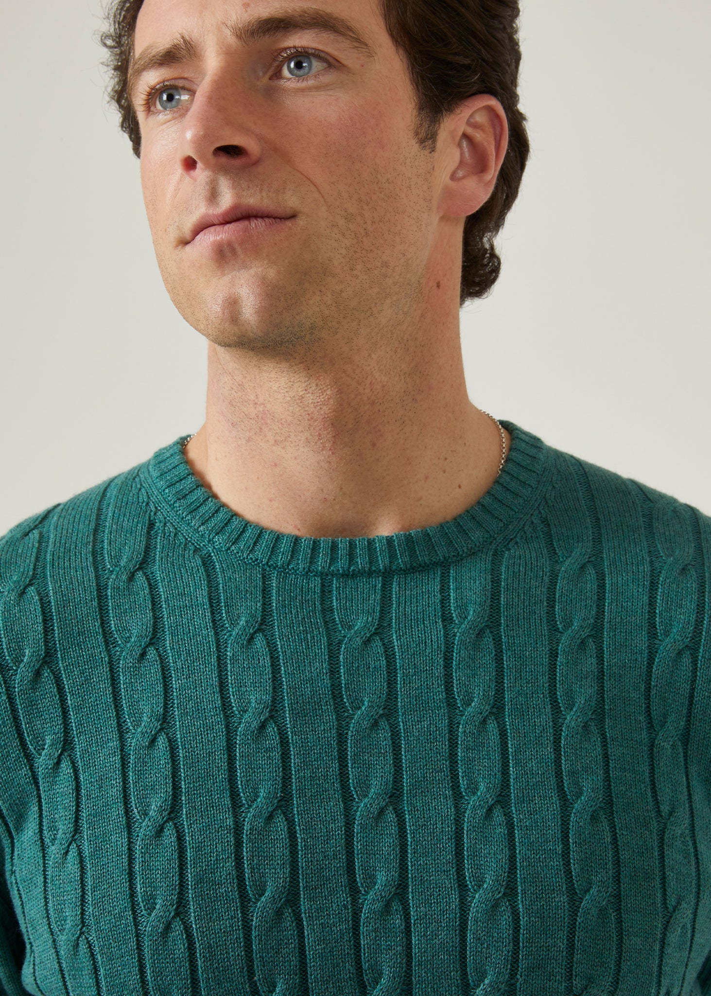 cotton cashmere jumper in moorland green with a crew neck design.